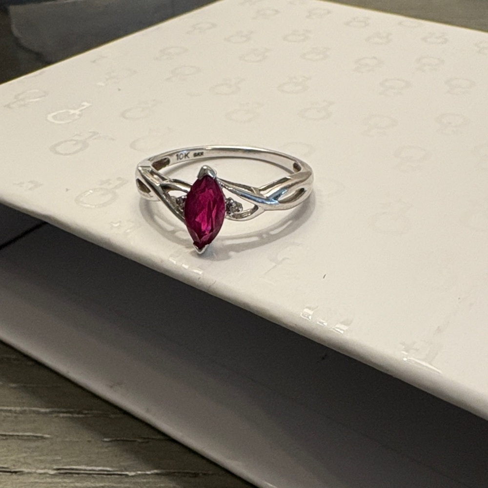 Elegant Silver Ring with Ruby and diamonds